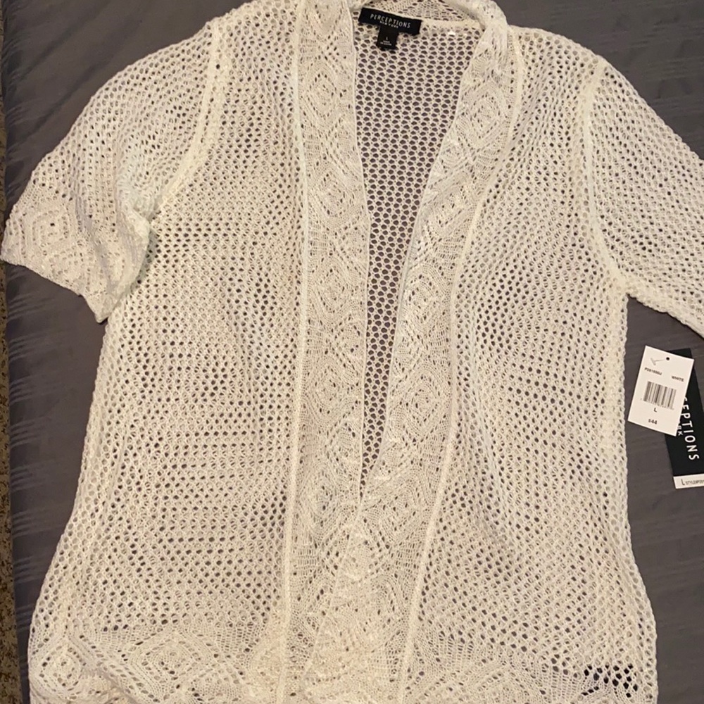 Elbow length sleeve sweater.